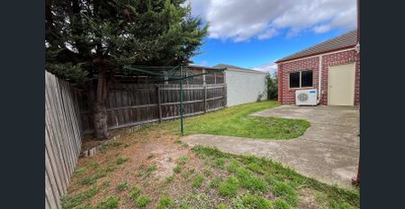 SPACIOUS HOUSE IN PRIME LOCATION - Photo 5