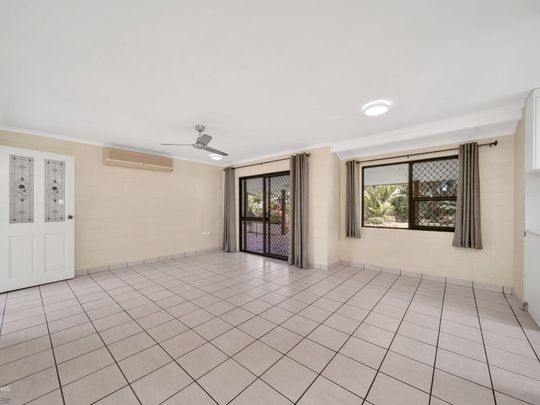 Large rear patio with amazing garden surrounds - Photo 1