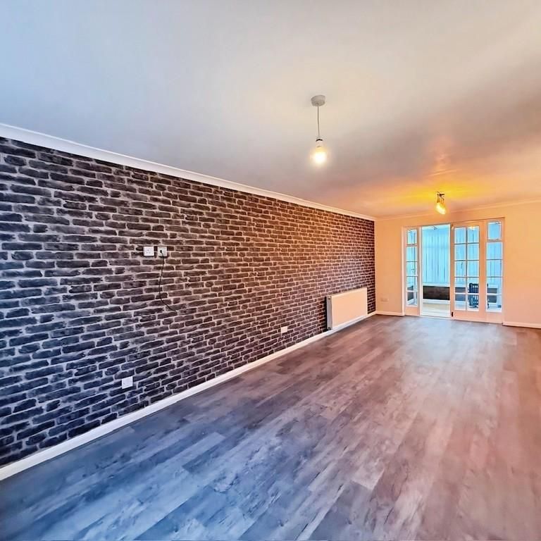 4 bedroom detached house to rent - Photo 1