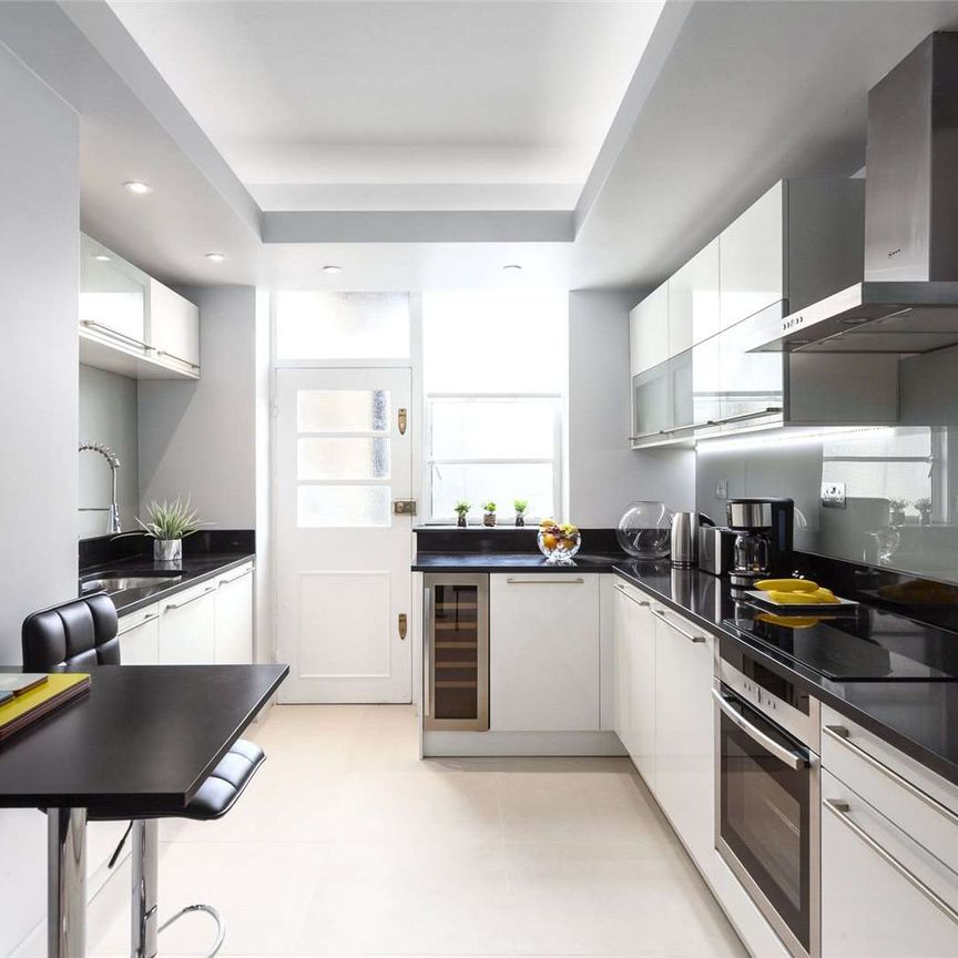 A beautifully refurbished two bedroom flat in the heart of Mayfair. - Photo 1