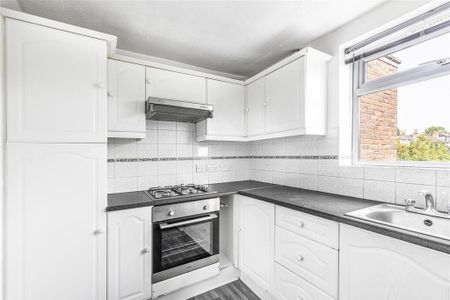 1 bedroom block of apartments to rent - Photo 3