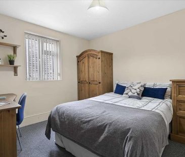 4 bedroom mews to rent - Photo 1