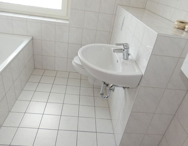 Schöne und gut geschnittene 2,5-Zimmer-Wohnung mit großem Balkon! - Photo 1