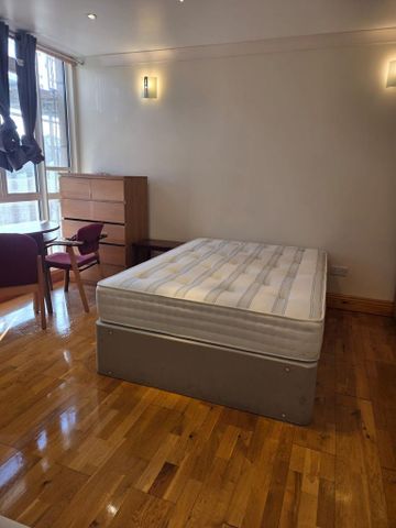 1 bedroom in a flat share to rent - Photo 4