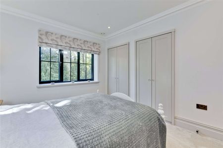 An elegant first floor apartment finished to the highest of standards. - Photo 3