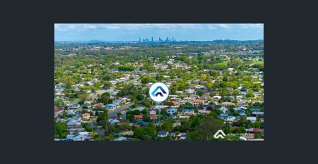 SPACIOUS FAMILY LIVING IN THE HEART OF STRATHPINE – STYLE, COMFORT & CONVENIENCE - Photo 4