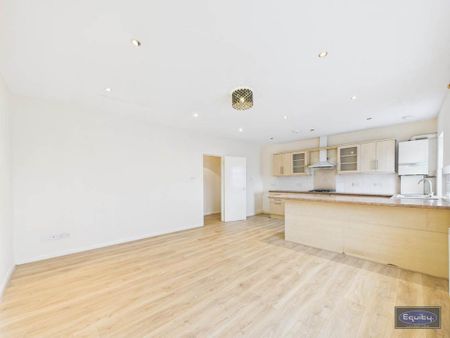 3 bedroom flat to rent - Photo 2
