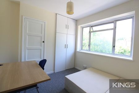 4 bedroom semi-detached house to rent - Photo 5