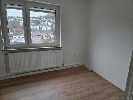 Komplett renovierte 3-ZKB+ Balkon + Kellerabteil - Photo 4