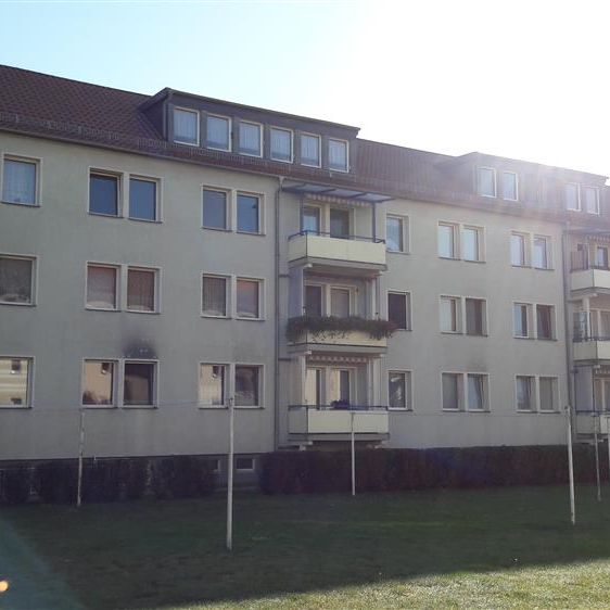 Zwei Zimmer, Küche und Bad mit Fenster, ruhige Gegend - Photo 1