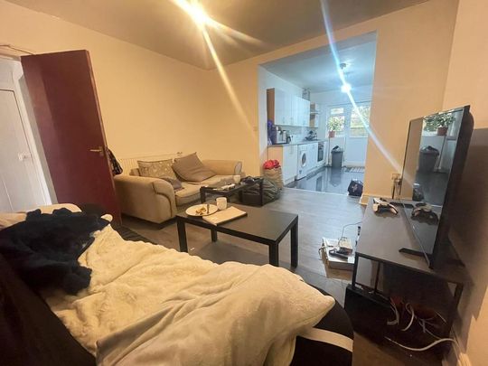 5 bedroom semi-detached house to rent - Photo 1