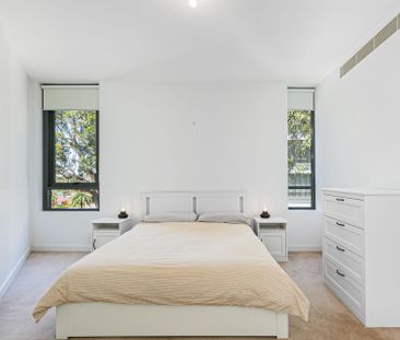 Corner Postioned 2 Bedroom Apartment in Putney Hill - Photo 3