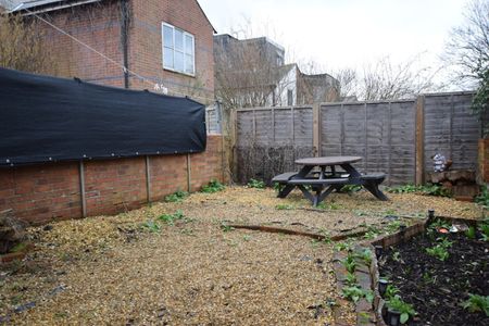 1 Bed Flat, Junction Road, RG1 - Photo 4