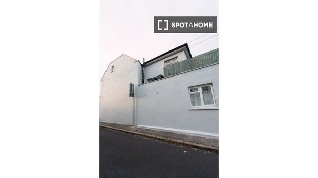 Room for rent in 5-bedroom house in Ballybough, Dublin - Photo 1
