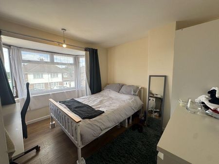 4 bedroom semi-detached house to rent - Photo 5