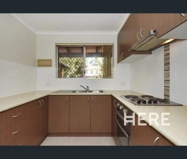 Stylishly Renovated Terrace in Peaceful Cul-de-Sac - Photo 1