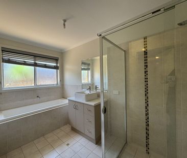 Modern 3-Bedroom Home – Comfortable Living in a Great Location! - Photo 2