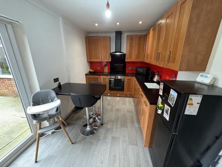 3 bedroom end of terrace house to rent - Photo 4