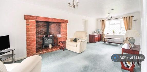 1 bedroom in a house share to rent - Photo 2