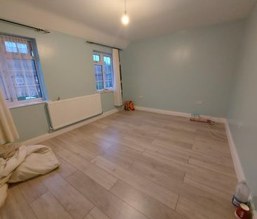 4 bedroom semi-detached house to rent - Photo 2