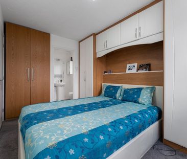 4 Bed Detached House, Whitstable Place, CR0 - Photo 2