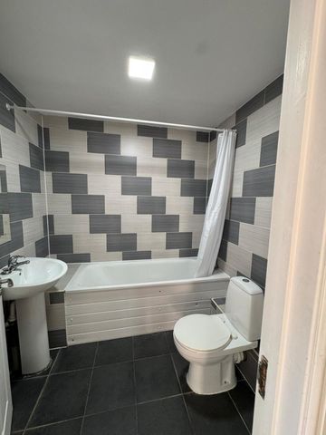 2 bed Flat for Rent - Photo 2