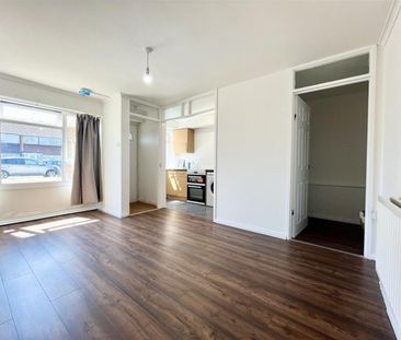 1 Bedroom Maisonette - Lower To Let - Photo 2