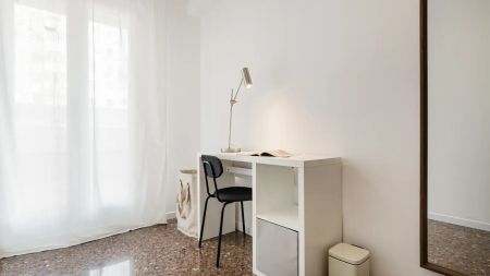 Room in a shared 5-bedroom apartment for rent in Exposició, with some bills included, professionals or students allowed. - Photo 2