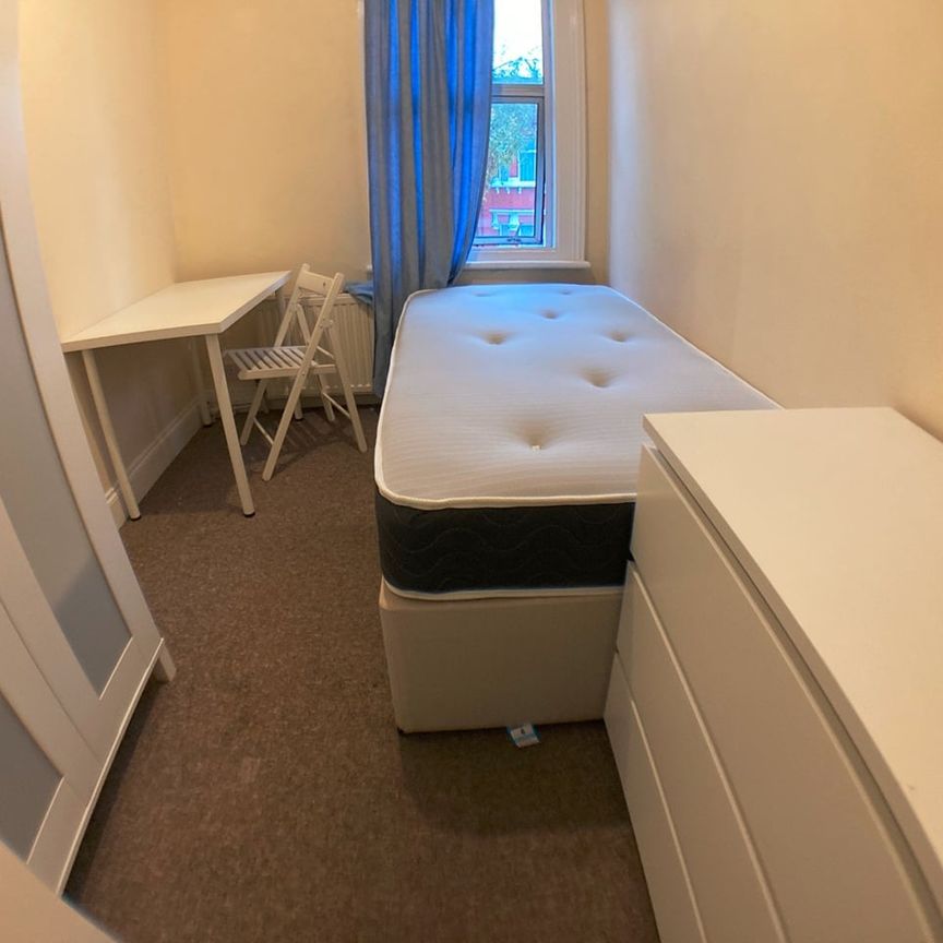 Room in a Shared House, Mora Road, NW2 - Photo 1