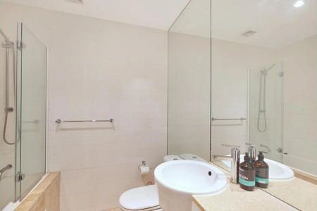 Contemporary Living in Landscaped Garden Complex near Bondi Beaches - Photo 4