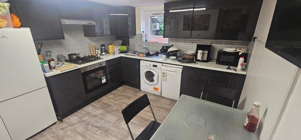 5 Bed - 18 Ashville Avenue, Hyde Park, Leeds - LS6 1LX - Student - Photo 1