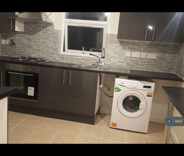 1 bedroom in a flat share to rent - Photo 3