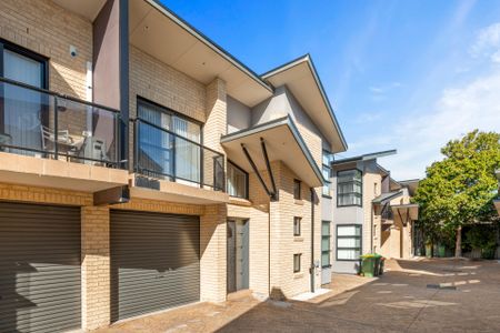 TRENDY TOWNHOUSE! - Photo 2
