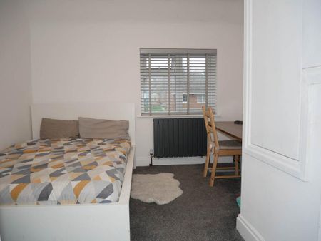 4 bedroom semi-detached house to rent - Photo 3