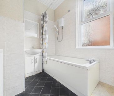 3 bedroom apartment to rent - Photo 4