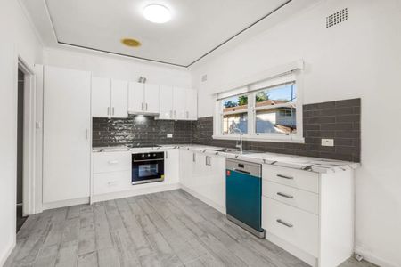 THREE BEDROOM FAMILY HOME - Photo 5