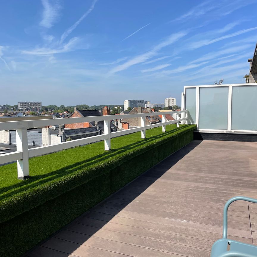 Luxueus en prachtig gerenoveerd appartement van 120m² met 2 grote terrassen gelegen aan het St-Pietersstation, vlakbij diverse winkels, scholen en openbaar vervoer. - Foto 1