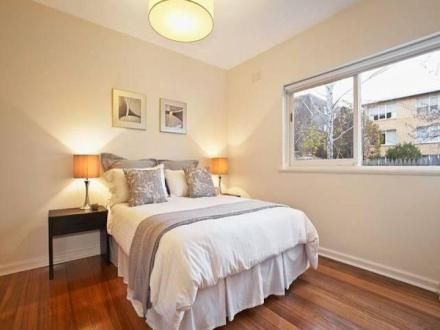 Large One Bedroom With Private Courtyard - Photo 2