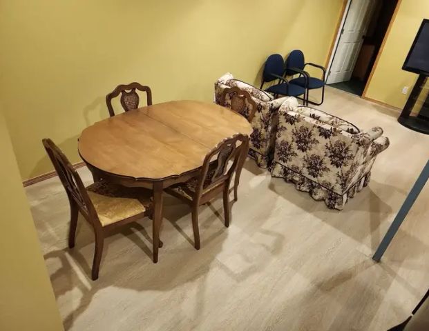 Furnished basement. | 134 Evansmeade Close Northwest, Calgary - Photo 1