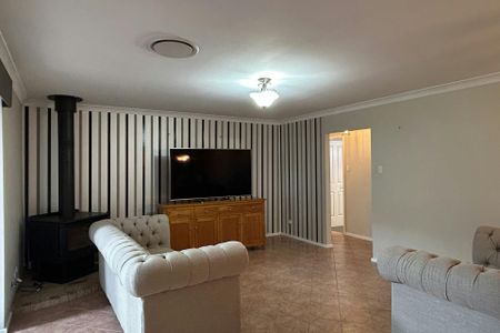 LARGE FAMILY HOME WITH A POOL! - Photo 3