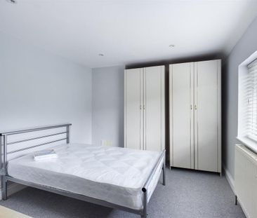 6 bedroom semi-detached house to rent - Photo 2