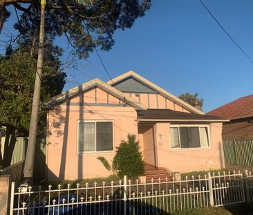 Spacious 4-Bedroom Family Home with Sunroom - Photo 2
