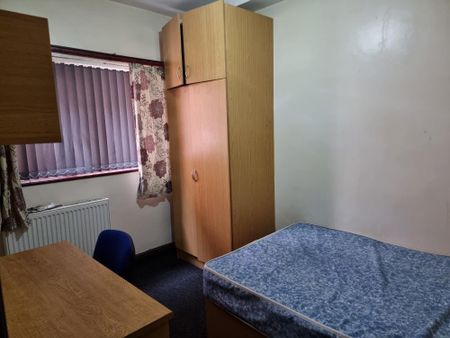 4 bedroom flat to rent - Photo 2