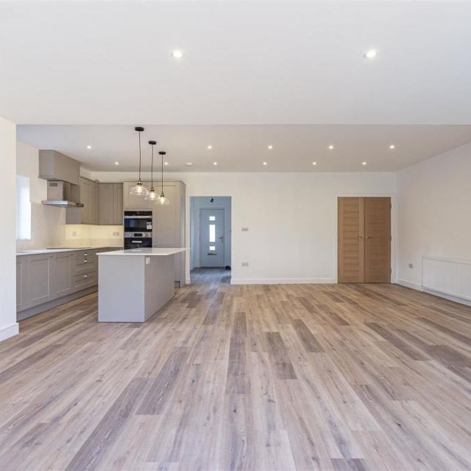 4 bedroom detached house to rent - Photo 1