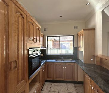 NEAT & SPACIOUS THREE BEDROOM FAMILY HOME WITH A LARGE BACKYARD - Photo 5