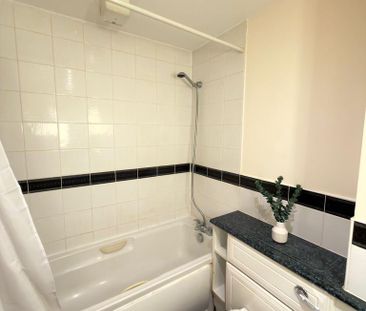 1 bedroom in a flat share to rent - Photo 3