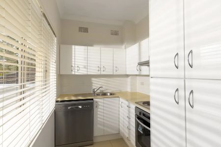 Top-Floor Beachside Apartment in a Peaceful Manly Setting - Photo 3