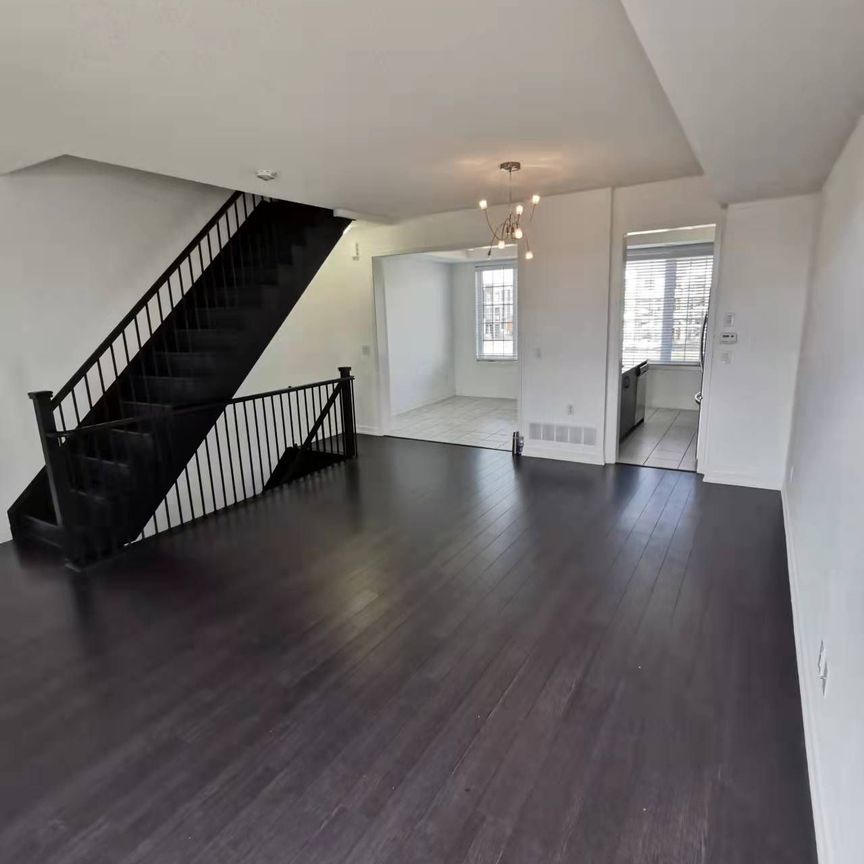 For Lease - 209 Harding Park Street, Newmarket, Ontario - Photo 1