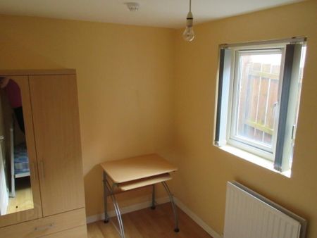 Great 4 Bedroom Apartment, 68A University Avenue, Queens Quarter, Belfast, BT7 1GY - Photo 2