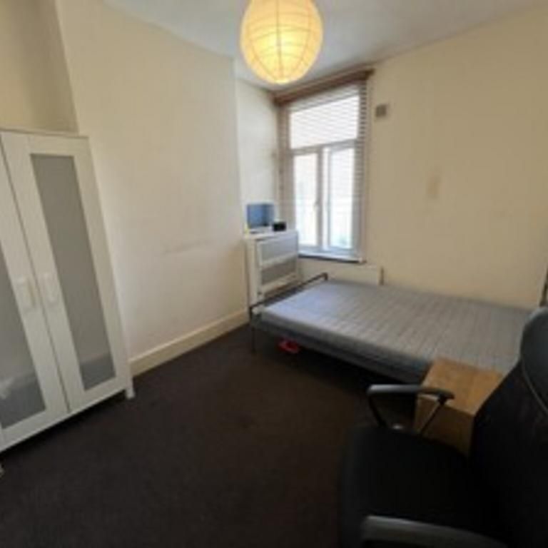 1 bedroom in a house share to rent - Photo 2